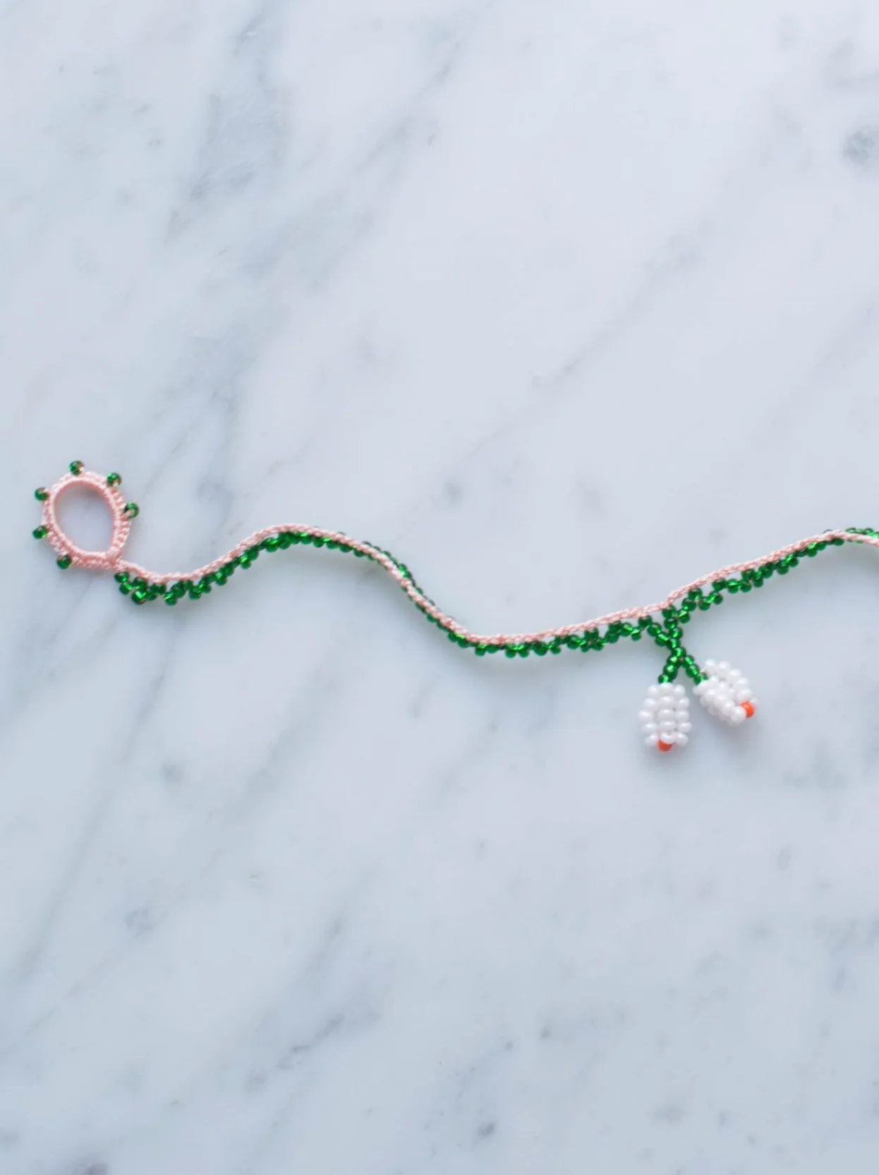 Armbånd • Kniplet • Grøn med hvid blomst - Image 2