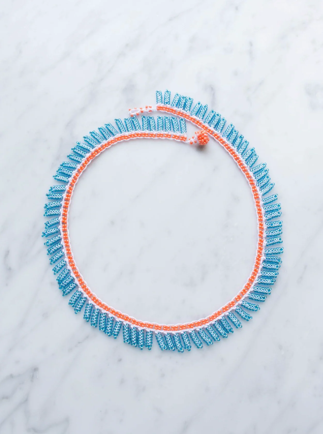 Halskæde • Kniplet • Orange med lyseblå perler