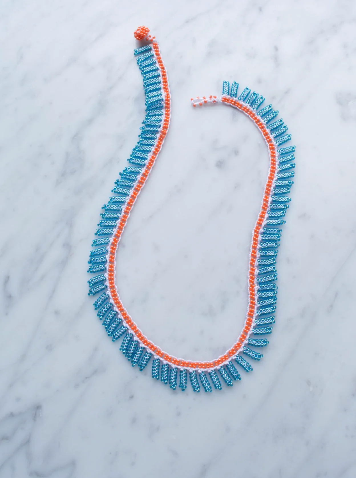Halskæde • Kniplet • Orange med lyseblå perler - Image 2