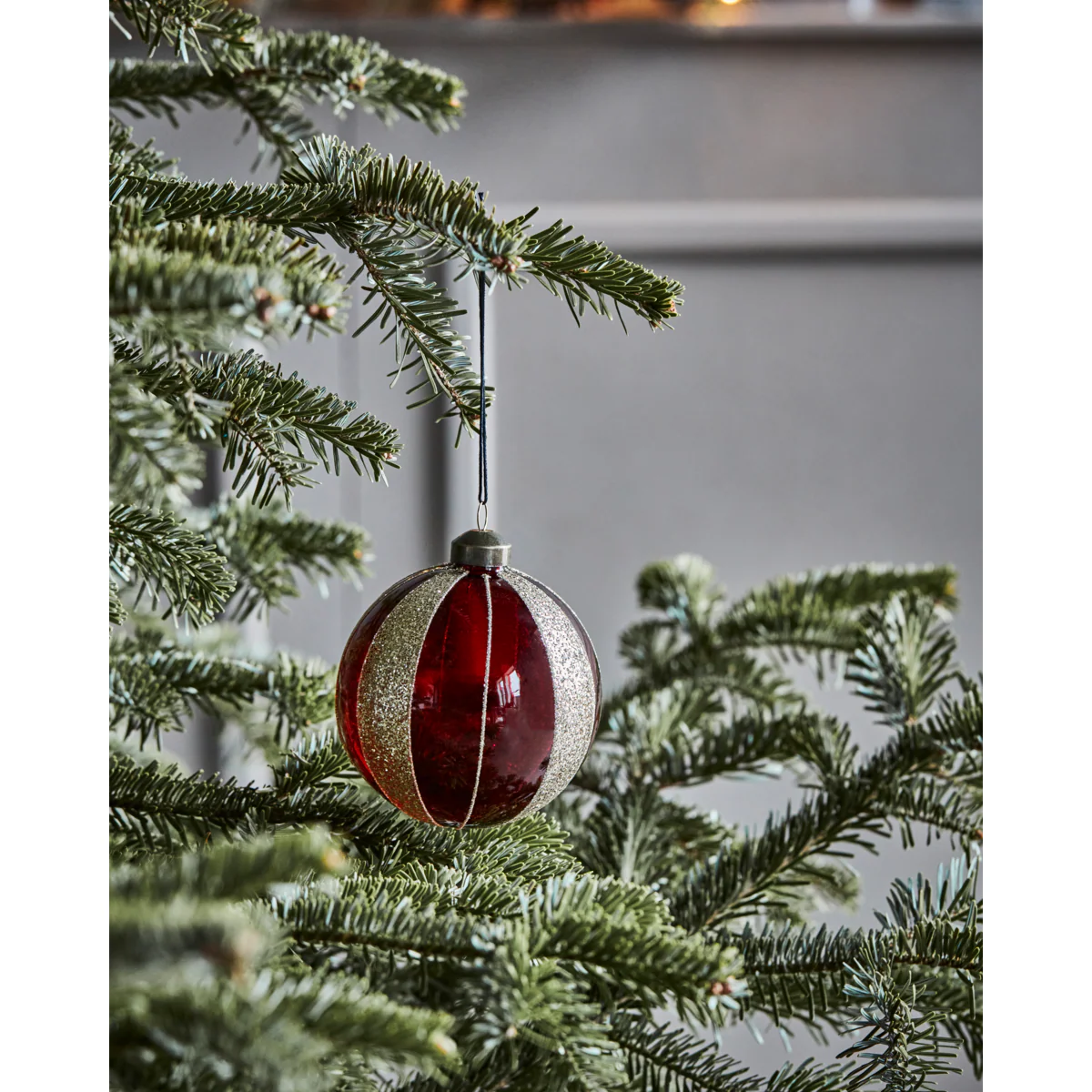 Julepynt • Glaskugle • Bordeaux med sølvstriber • 10 cm - Image 2