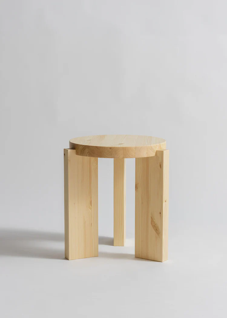 001 Stool • Vaarnii • Fredrik Paulsen • finsk fyrretræ